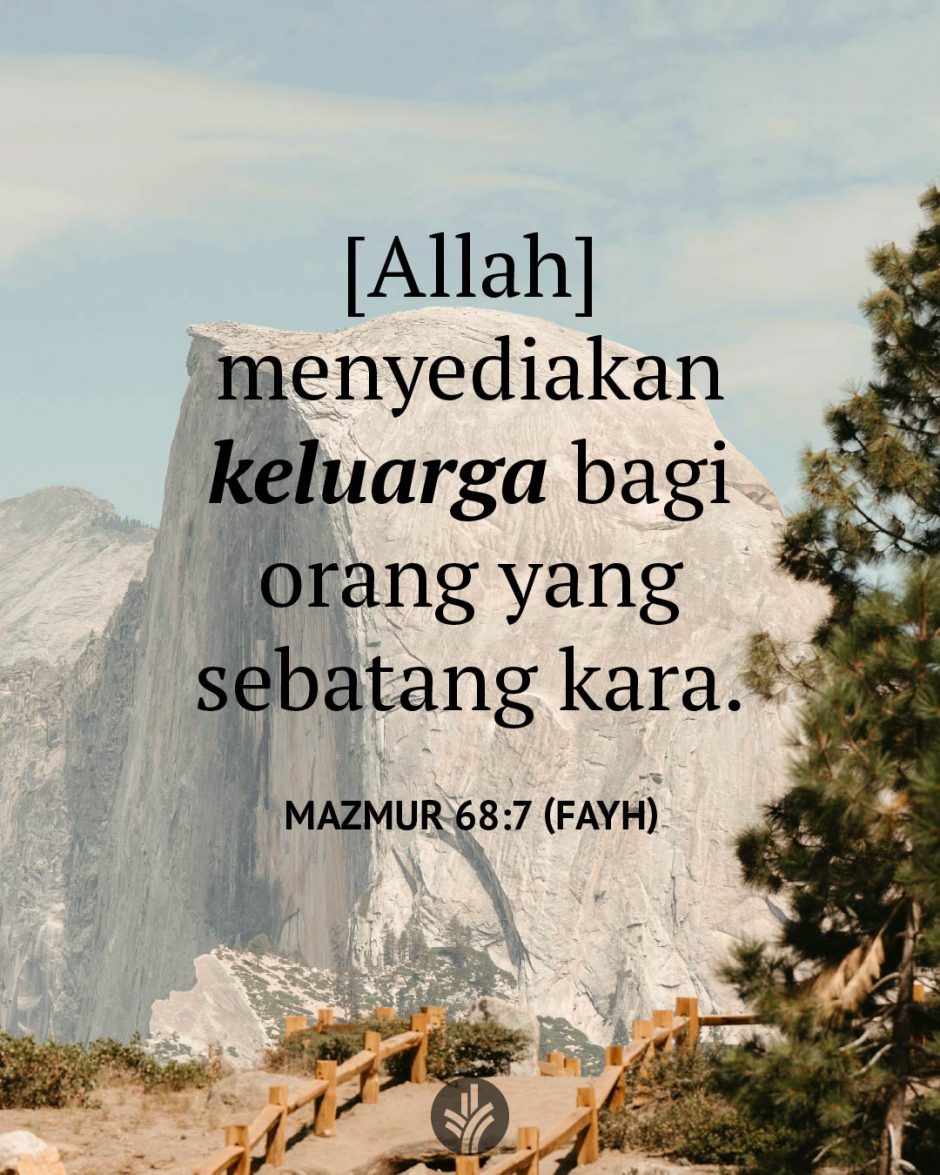 [Allah] menyediakan keluarga bagi orang yang sebatang kara. (Mazmur 68:7 FAYH)