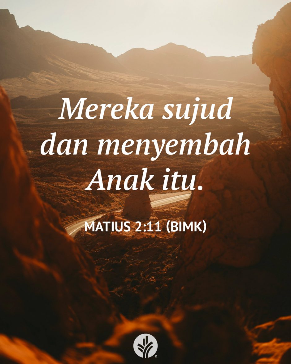 Mereka sujud dan menyembah Anak itu. (Matius 2:11 BIMK)