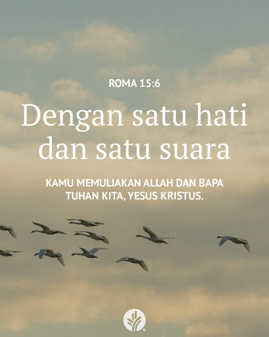 Dengan satu hati dan satu suara kamu memuliakan Allah dan Bapa Tuhan kita, Yesus Kristus. (Roma 15:6)